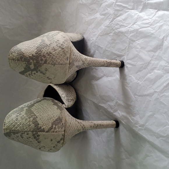 White, Light grey, and silver pointed toe heels with textured snake skin… - Picture 3 of 4